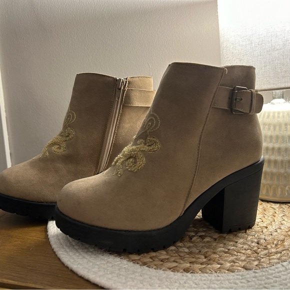 NWT - The Original MukLuks Boots: size 6 - Picture 2 of 5